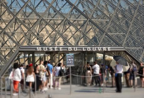 Parliamentary report calls for major changes at French museums in the wake of Louvre heist
